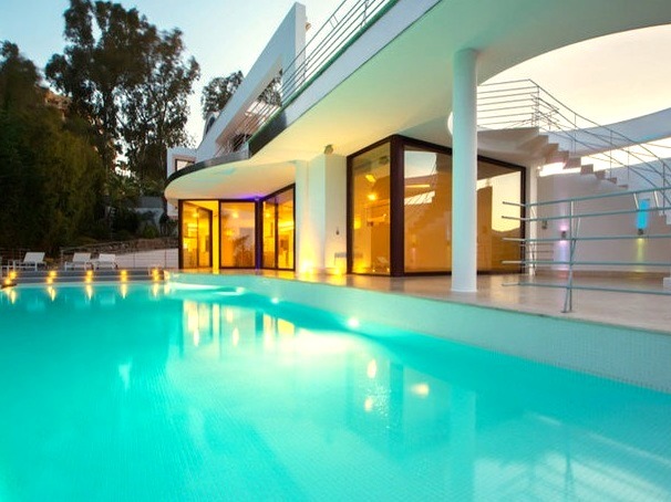 Contemporary Pool - Poolhouse